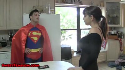 Super homem ganhando uma punheta